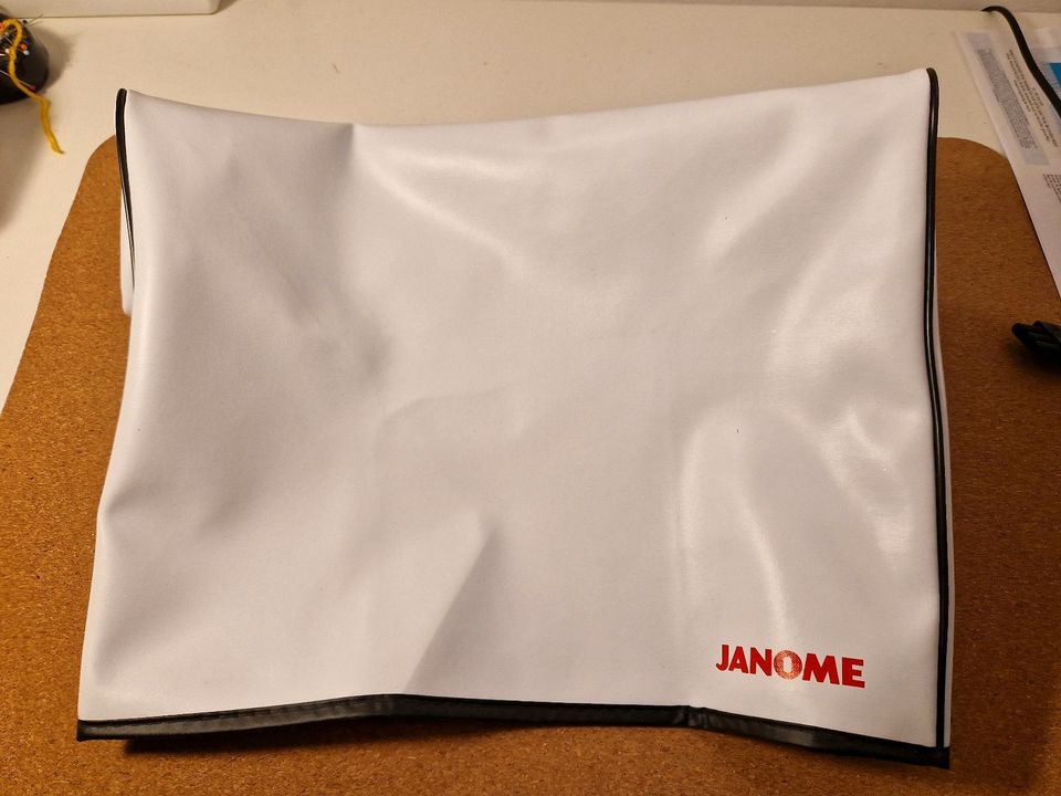 JANOME Cover Pro 2000 CPX mit Zubehör in Michendorf