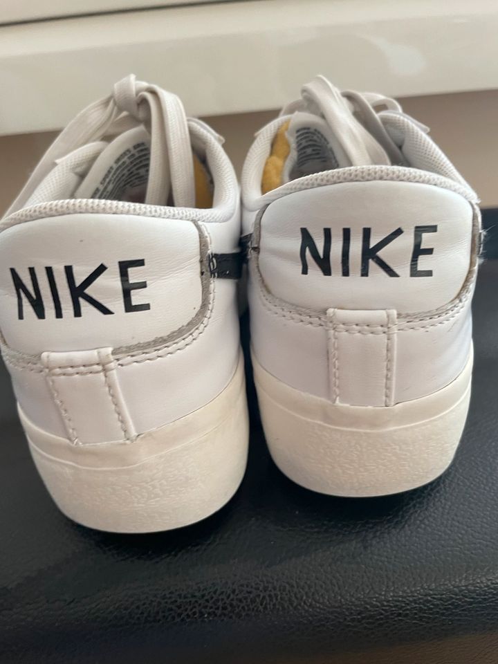 Nike  Mädchen Sneaker Gr 36,5     guter Zustand in Trier