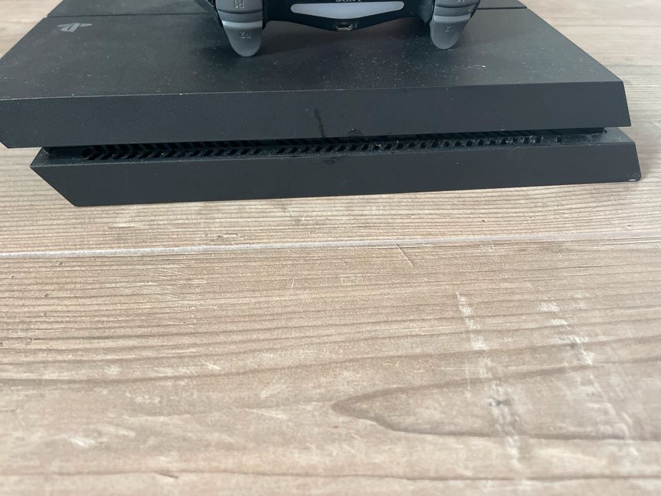 PS4 500 gb Schwarz + Controller in Allendorf