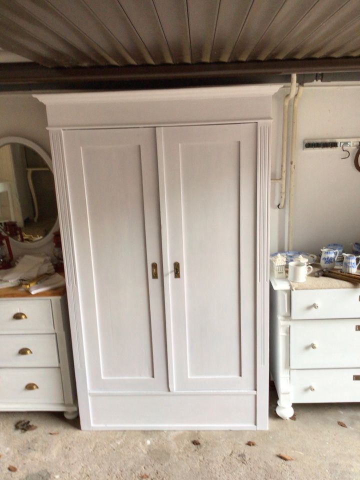 Antik, Garderobenschrank, Jugendstil, Shabby Chic in Wedel