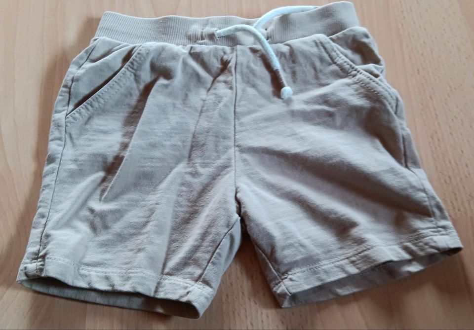 3 Shorts, kurze Hosen Größe 98 in Elzach