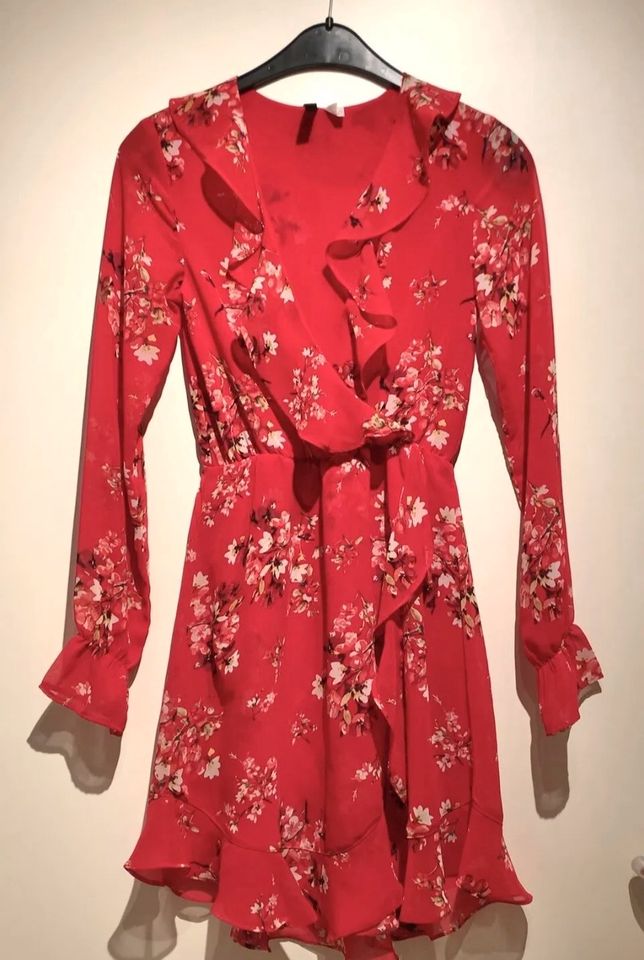 Kleid rot geblümt Wickeloptik Gr. 32 XXS in Berlin