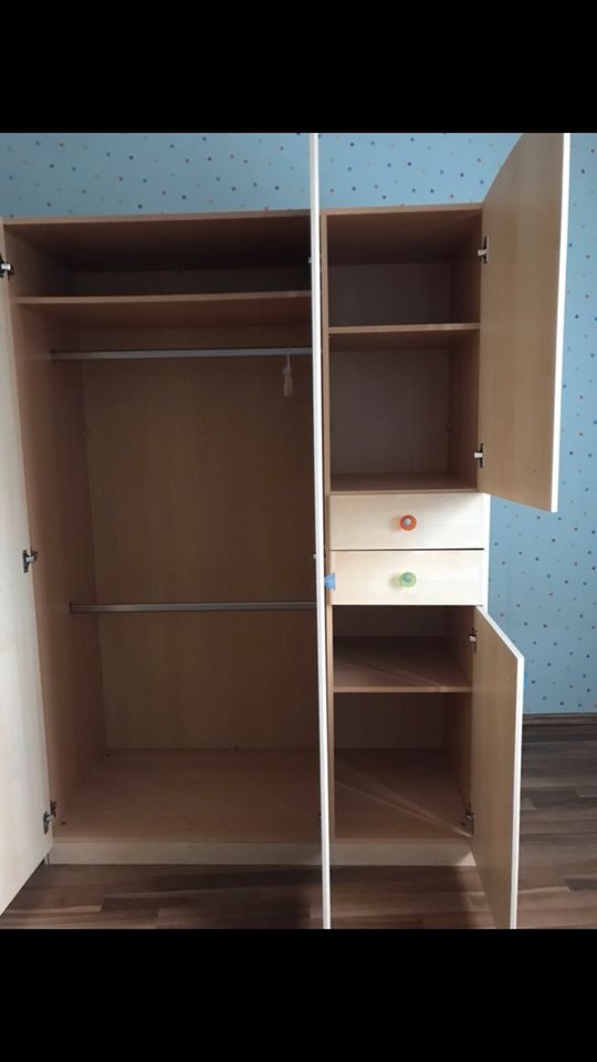 Kleiderschrank mit Wickeltischkommode in Köln