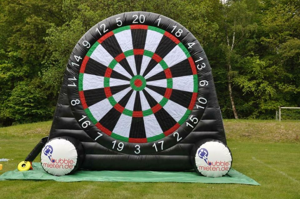 Fußball Dart mieten XXL 2seitige Dartscheibe 6 Bälle im Garten in Großholbach