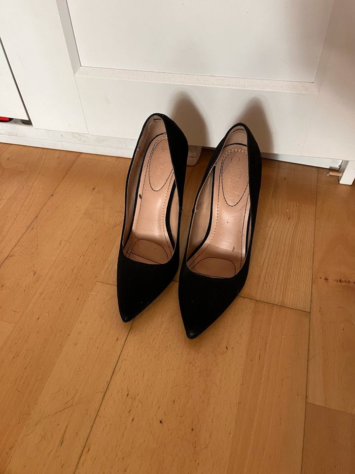 Schwarze High Heels in Düsseldorf