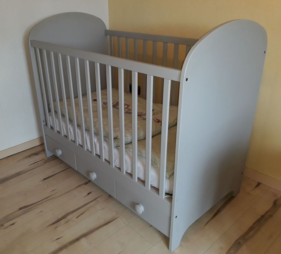 Babybett Gonatt von IKEA mit Matratze und Zubehör - Komplett-Set in Lemgo