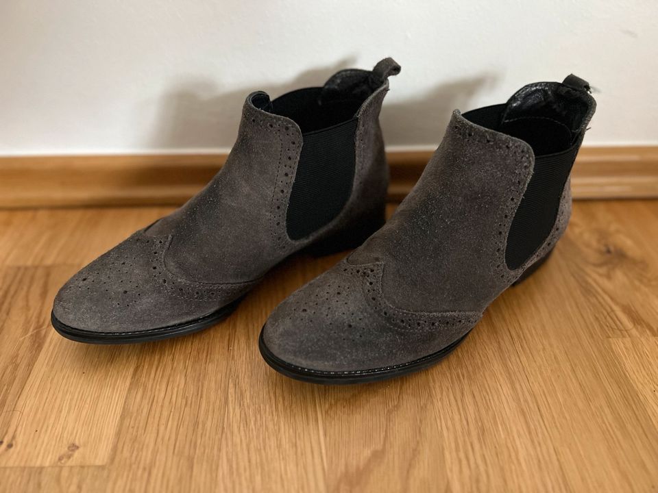 Wie neu neuwertige Ankle Boots grau Wildleder 36 Stiefelette in Bad Vilbel