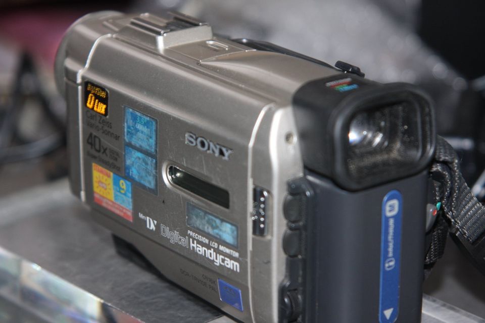 Sony TRV 10E MINI DV Handycam + Speicherchip Camcorder 9 cm Bild in Stuttgart