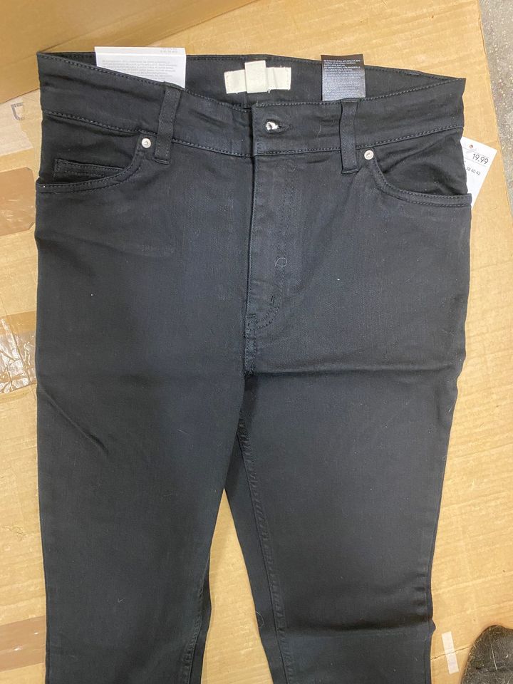 Jeans NEU Hose lang von H&M schwarz Größe 36 in München