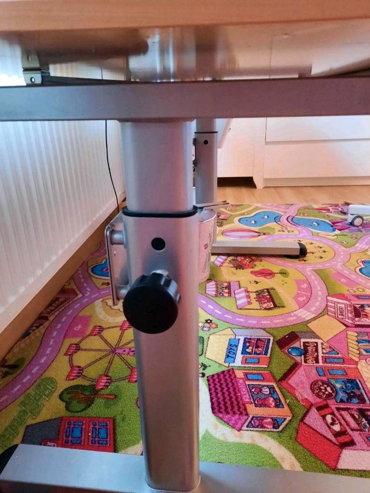 Schreibtisch für Kinder höhenverstellbar neigbar in Dresden