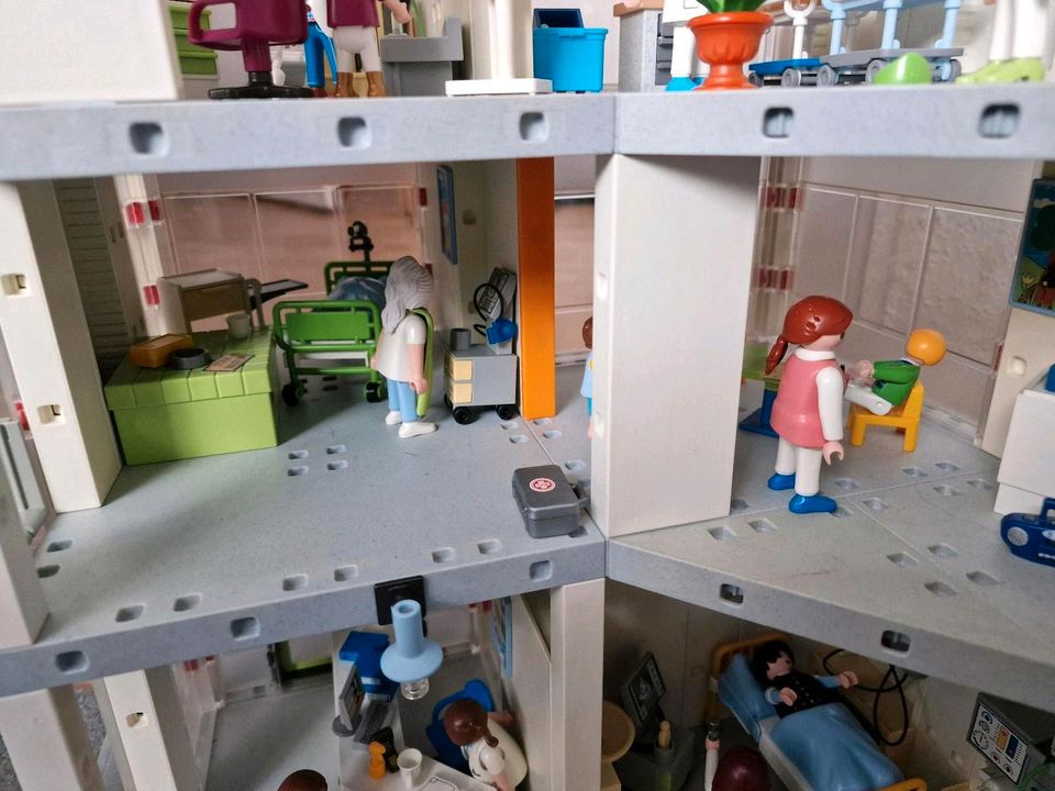 Playmobil XXL Krankenhaus 4404 mit Spielplatz und Café dazu in Amberg