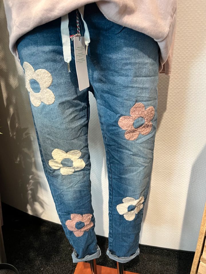 Jeans Jogpnats mit Blumem Patch made in Italy neu in Essen