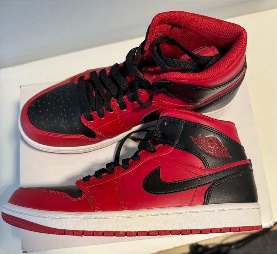 Nike Jordan 1 mid schwarz rot Größe 41 in Essen