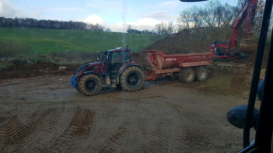 Transport mit Erdbaukipper Muldenkipper Krampe in Thalmässing