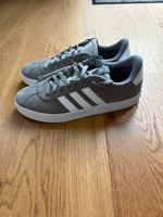 NEUE graue ADIDAS Schuhe,Sneaker in Größe 43 1/3 Frankfurt am Main - Kalbach Vorschau