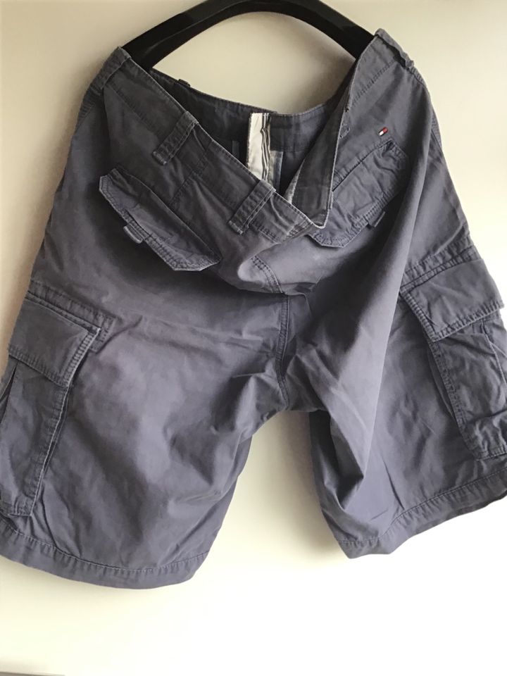 Hilfiger Herrenshort Jeansgröße 44 Relaxed Fit in Bünde