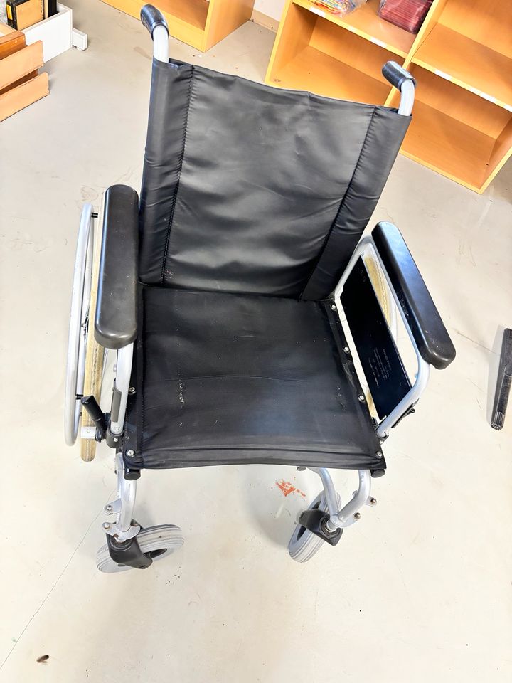 Rollstuhl schwarz ohne Fußstützen in Cottbus