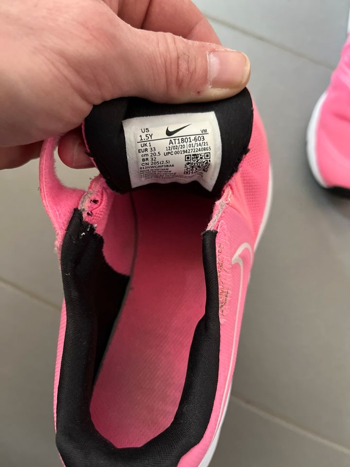 Nike Mädchen Turnschuhe Laufschuhe Pink Gr. 33 in Jandelsbrunn