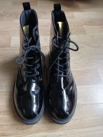 Schwarze Boots Stiefeletten Schnürstiefel Glänzend Gr. 40 Friedrichshain-Kreuzberg - Friedrichshain Vorschau