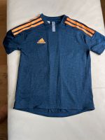 Adidas climalite T-Shirt dunkelblau mit orangen Streifen Gr.140 Mecklenburg-Vorpommern - Groß Miltzow Vorschau