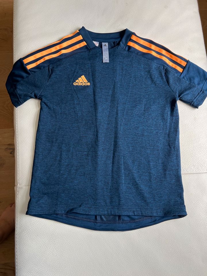 Adidas climalite T-Shirt dunkelblau mit orangen Streifen Gr.140 in Groß Miltzow