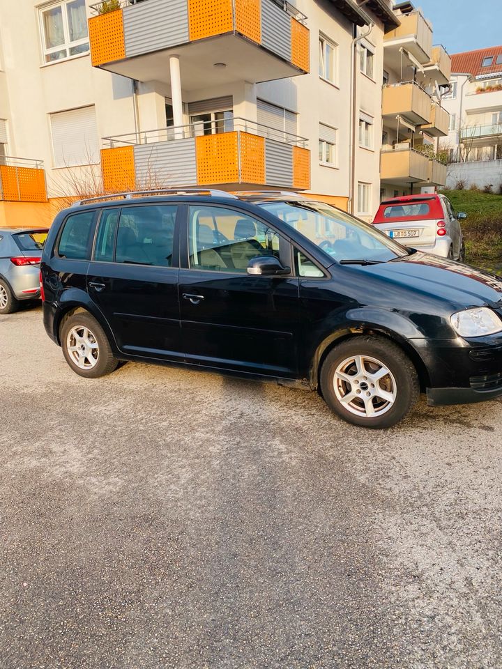 VW Touran Schwarz 5 sitzen Benziner Neue TÜV in Waiblingen