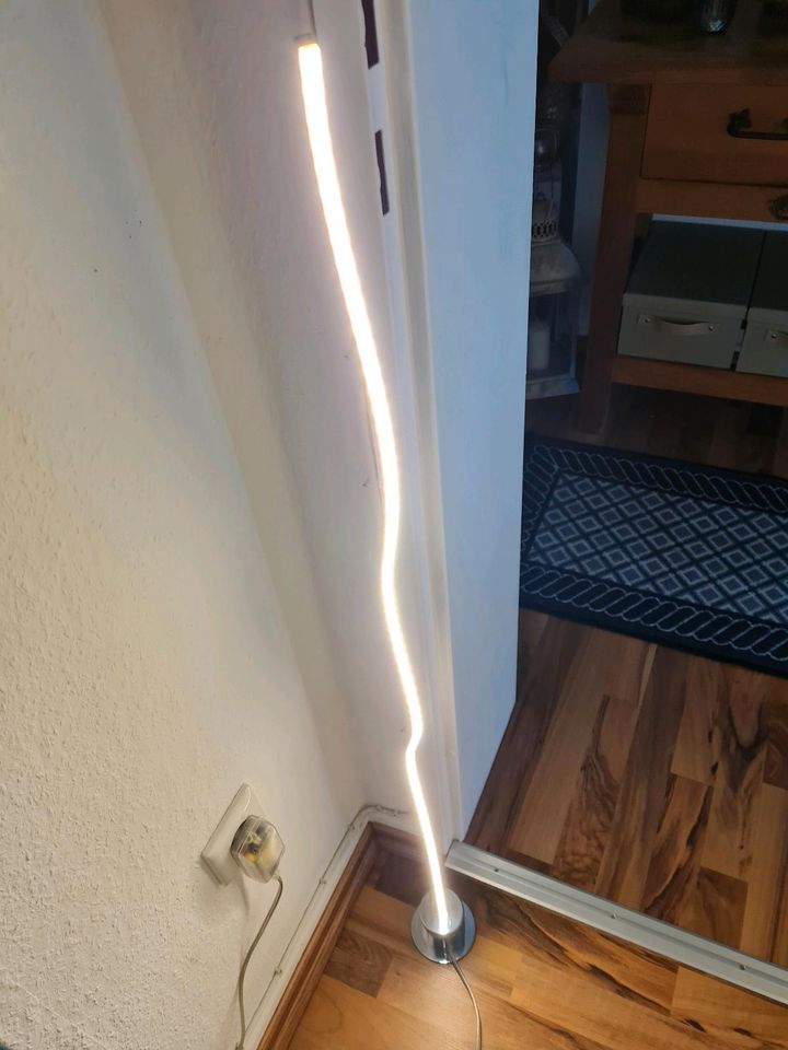 Neuwertige Stabstehleuchte,  LED, ca. 110 cm hoch in Dorsten