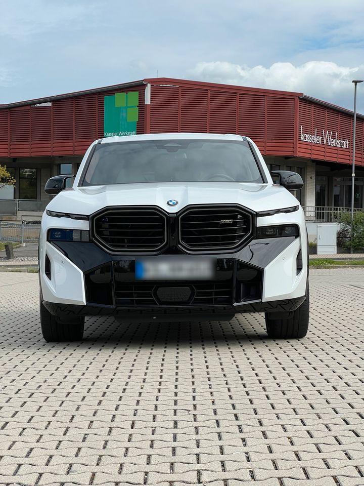 BMW XM Mineralweiß metallic in Kassel