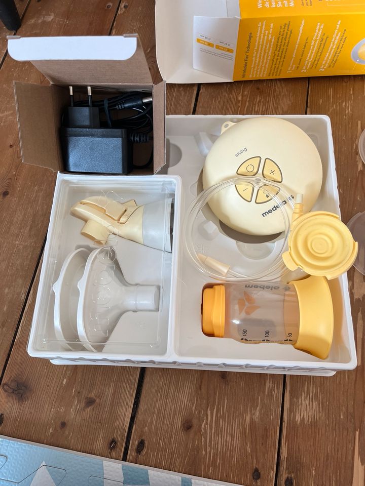 Medela Swing Flex elektrische Milchpumpe mit Zubehör in Gießen