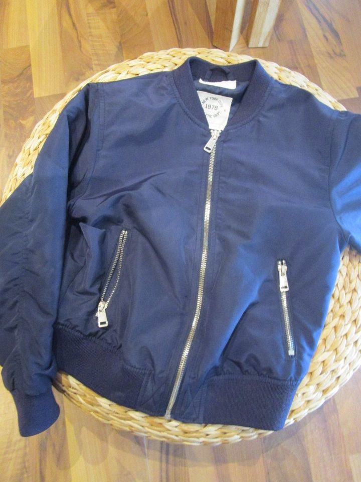 Mädchenjacke Frühjahr Gr. 134 blau Bomberjacke in Sand a. Main