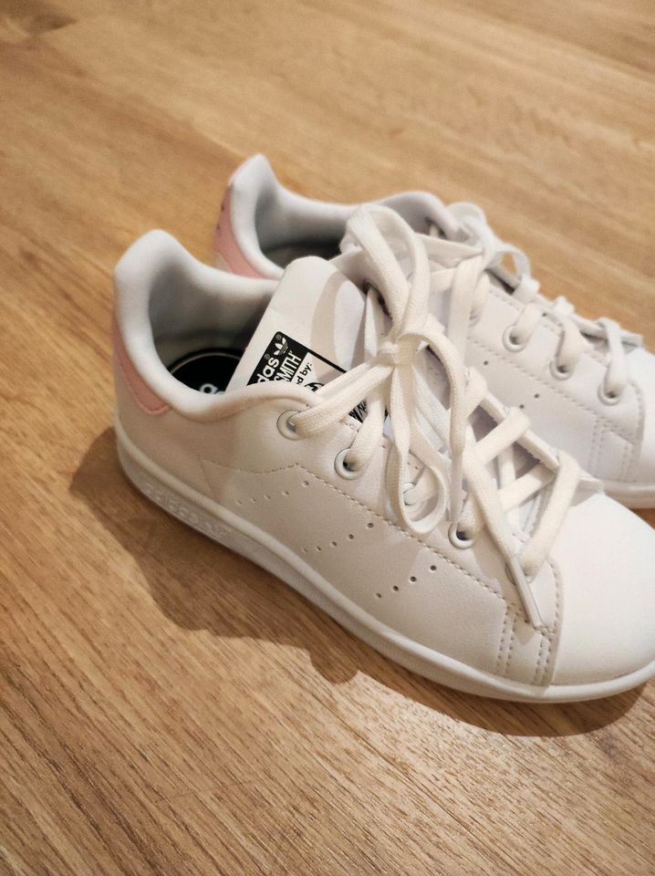 Adidas Mädchen Schuhe 28,5 neu in Husum