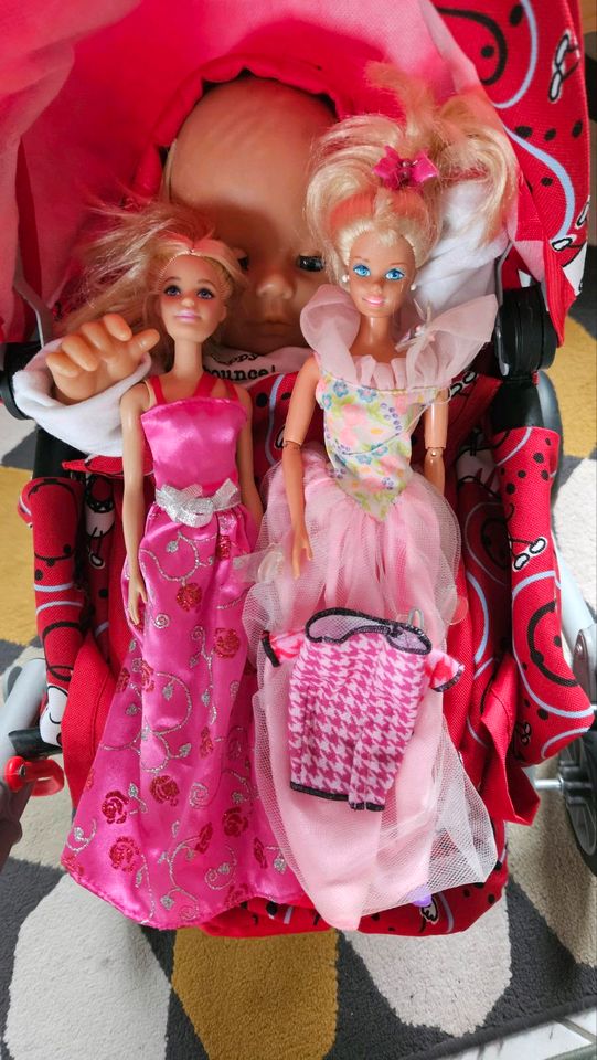 Spielzeug-Kinderwagen mit Puppe und Barbies in Cölbe