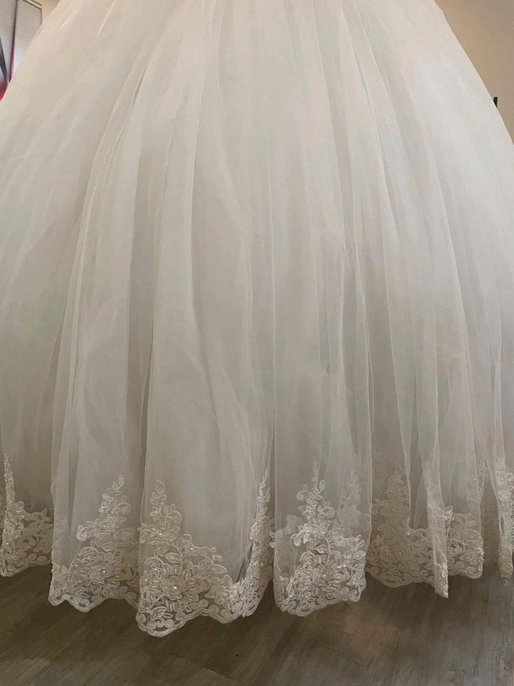 Brautkleid/Prinzessinmode mit tüll und perlen/ hochzeitskeid in Bordesholm