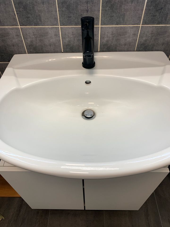 Großes Waschbecken Waschtisch mit Überlauf 66x54 cm weiß in Stelle