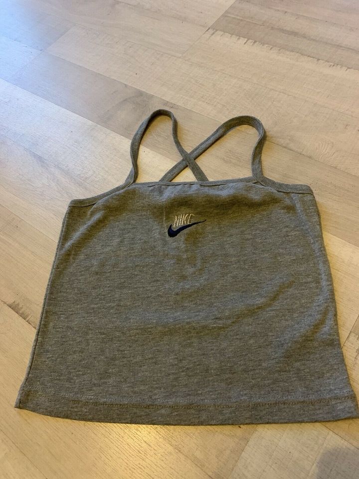 Top von Nike in Pulheim