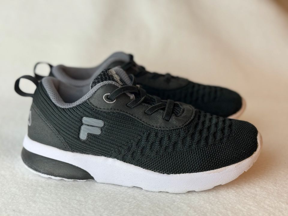 Fila Kinderschuhe 31 schwarz Sneaker Turnschuh Sportschuh in Kelkheim