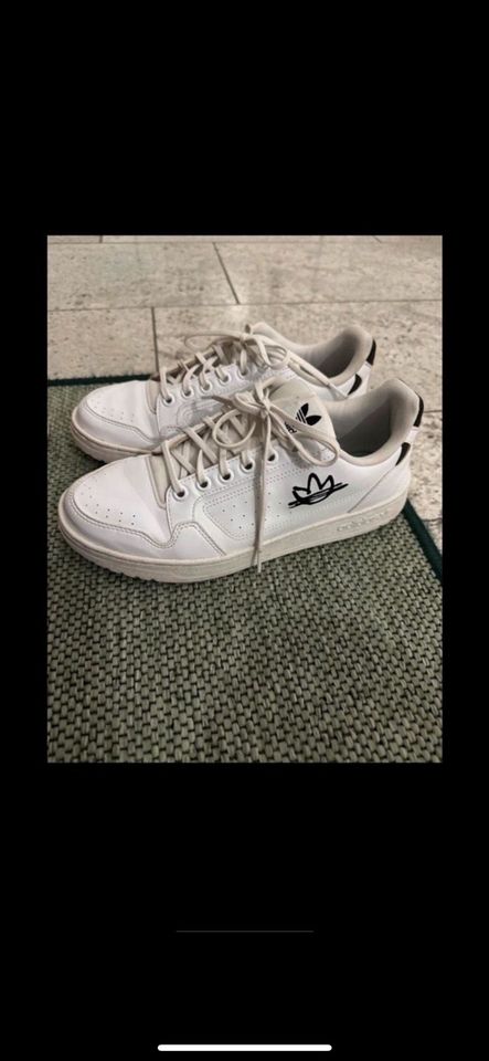 Adidas Sneaker weiß (schwarz) Gr. 42 in Aldersbach