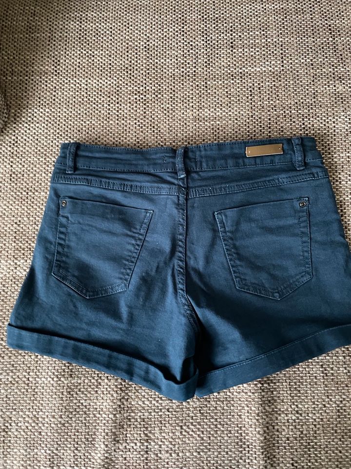 Jeansshorts/ kurze Hose / Freizeithose Gr 36 von Promod in Seelze