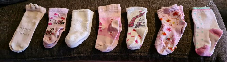 Geschenkt: Baby Strampler Gr. 86 und Baby Socken in Oberursel (Taunus)