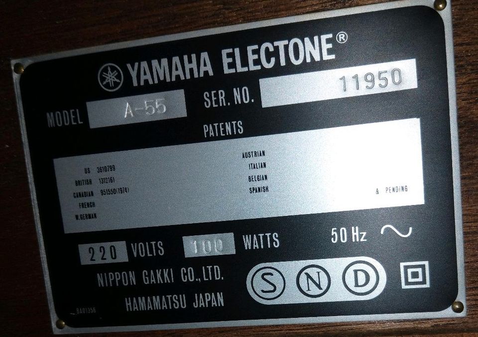 Yamaha Heimorgel A-55 mit Notenblättern und Hocker in Krummwisch