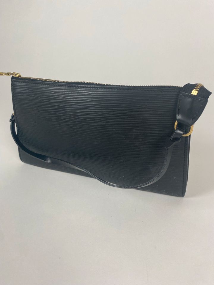 Louis Vuitton Epi-Leder Pochette in Pforzheim