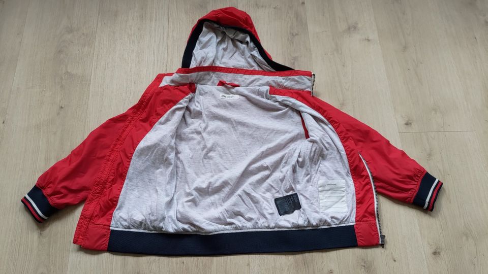 Leichte Jacke / Collegejacke Gr. 122 rot unisex in Pronsfeld