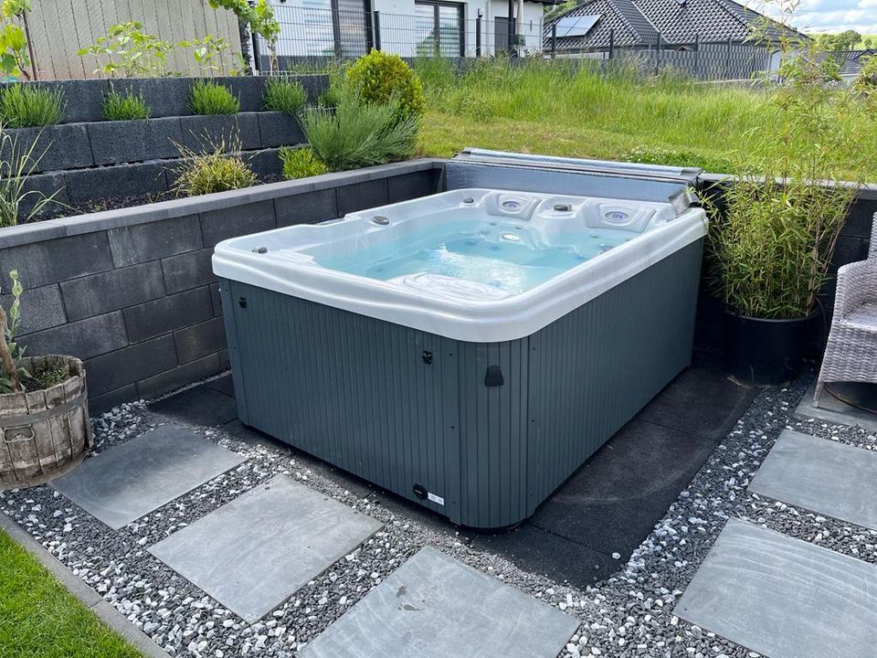 Whirlpool, Outdoor Spa Pool, 3 Personen,  MODELL 2022 in Köln