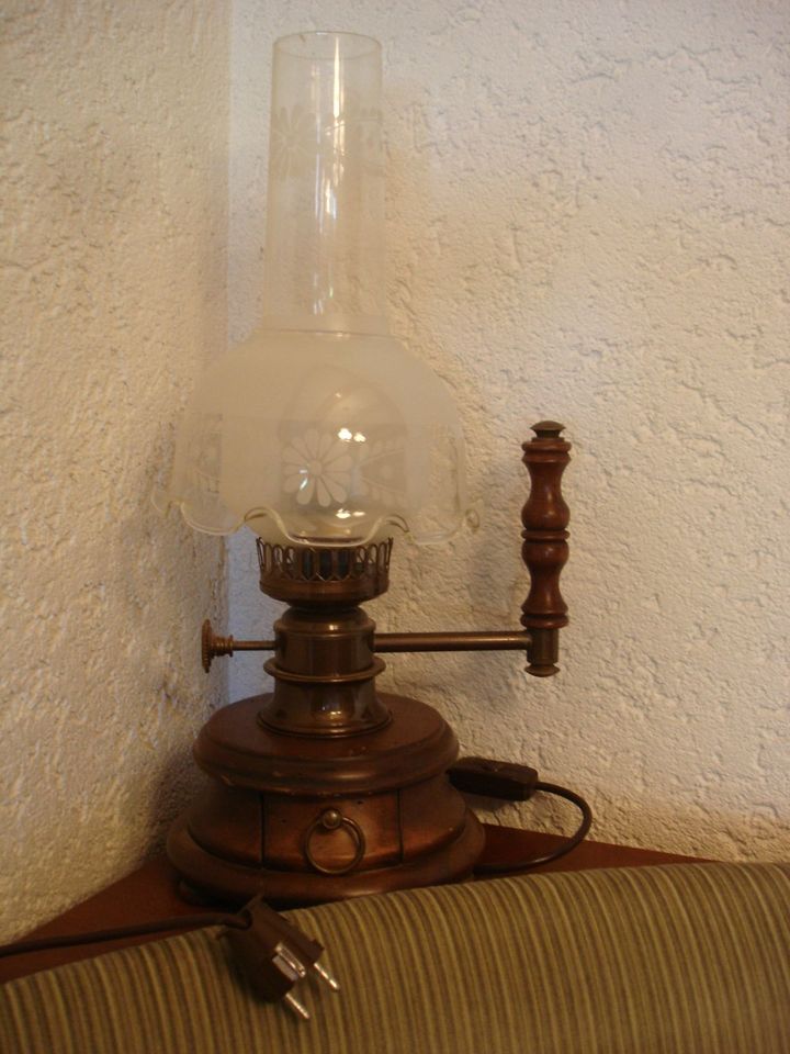 Dekorative Lampe / Tischleuchte mit Glasschirm, mit Kabel & Steck in Rickenbach