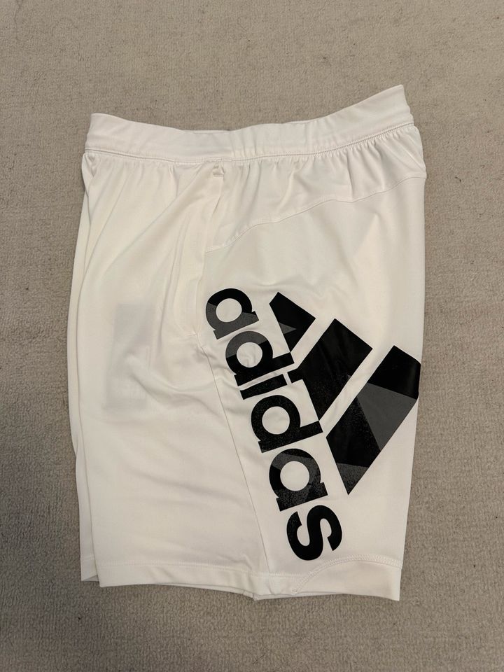 Adidas Herren kurze weiße Hose gr. M Neu in Dortmund