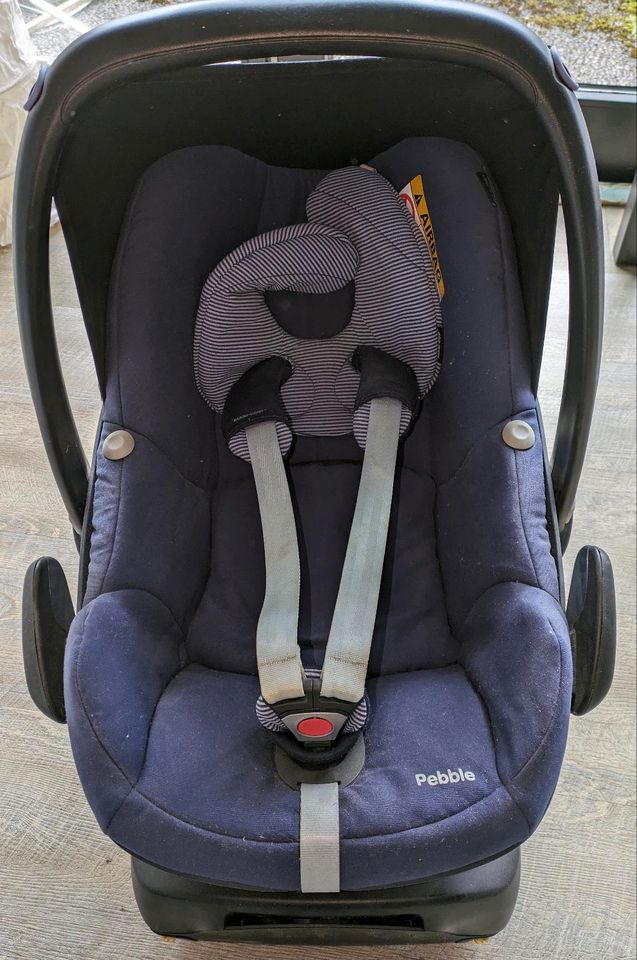 Maxi Cosi Pebble Babyschale, inkl. Isofix Station Family in Greven