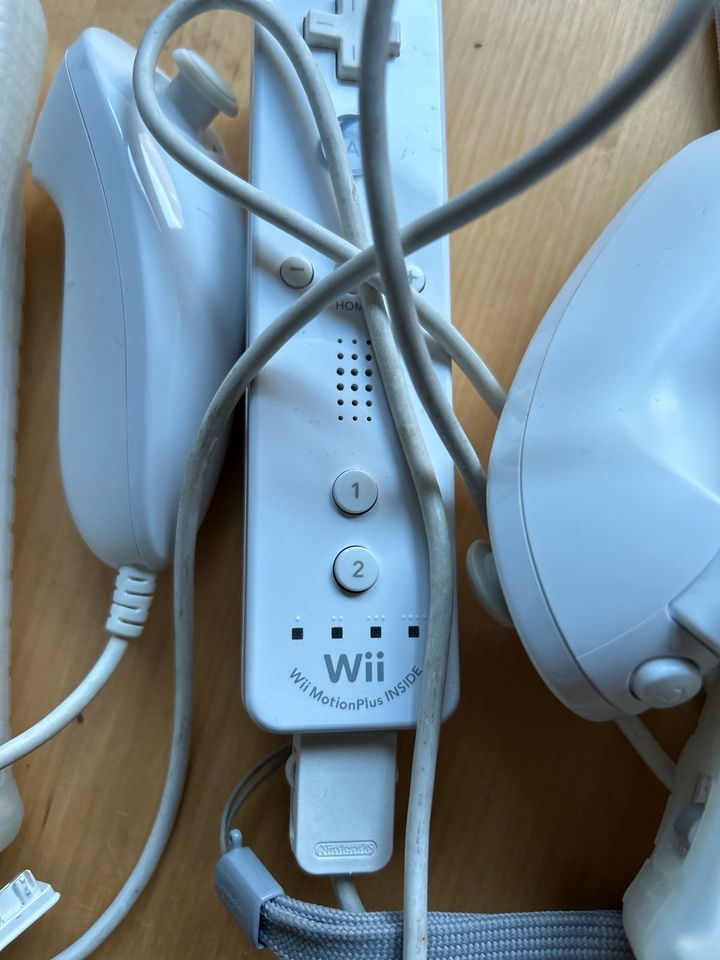 Nintendo Wii mit Controllern in Ahrensburg