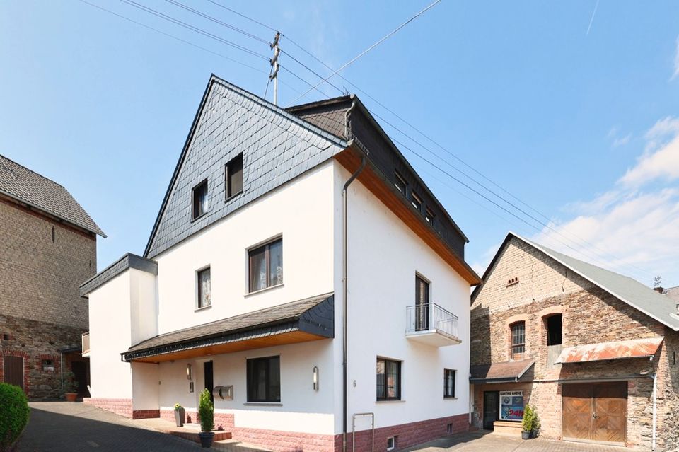3-Familien Wohnhaus mit Terrasse, 2 Nebengebäuden, Garagen und Innenhof im Ortskern von Arzbach in Arzbach