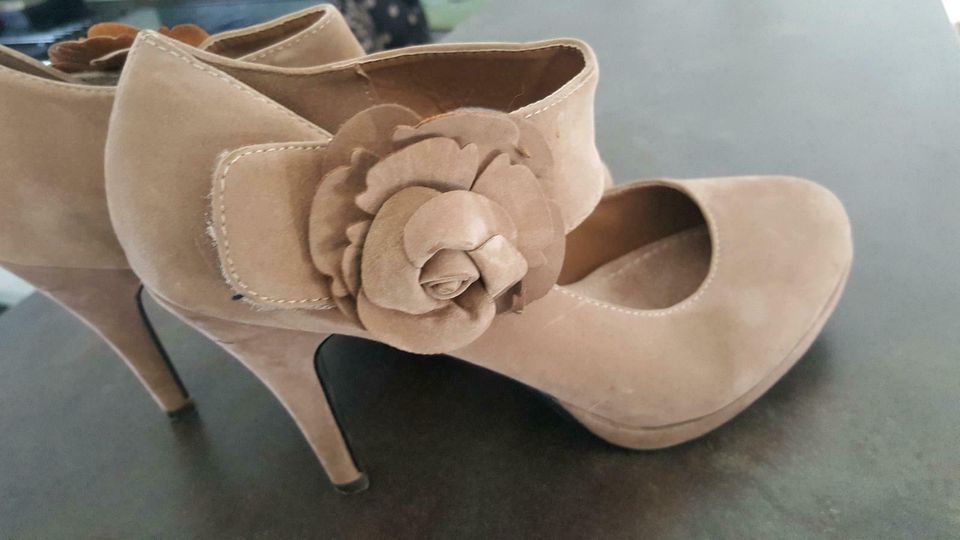 Pumps mit Blumenapplikation 39 in Saarbrücken