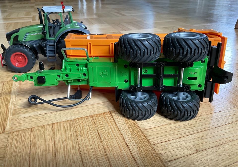 Siku RC Traktor 6880 mit RC Anhänger 6780 in Dresden